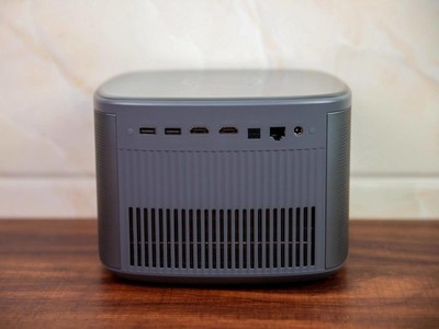 巨幕新体验 坚果J10投影仪与拾音灯如何重塑游戏与观影的沉浸感